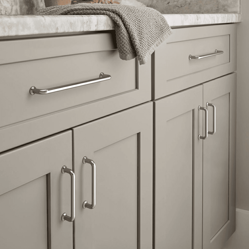 Factor collection handle pull in Matte Black