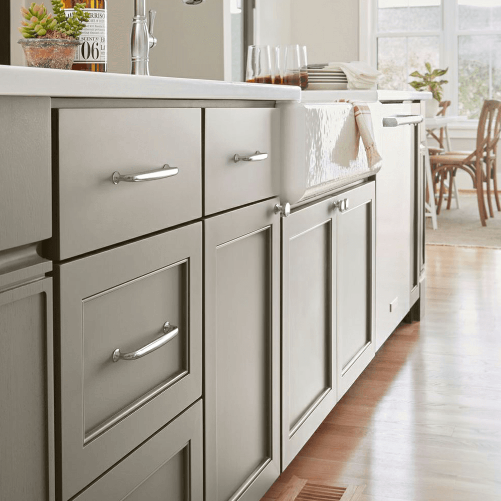 Elegant Renown Cabinet Pull in Champagne Bronze