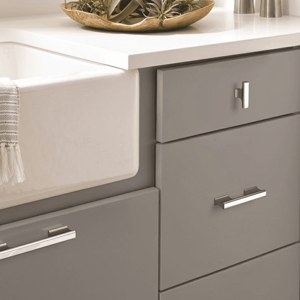 Polished chrome pull made of high-quality aluminum for lasting durability.