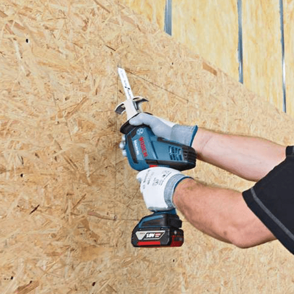 Bosch GLI18 V-300 Worklight with 300 Minutes of Runtime per Amp Hour and Multiple Positions Adjustment