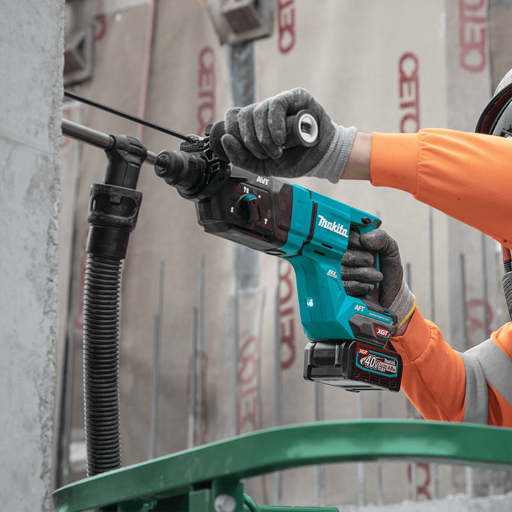 40 V Max XGT Brushless Cordless 1-1/8" SDS-PLUS AVT D-Handle Rotary Hammer Kit with AFT/AWS Capable (4.0 Ah) Alt 2 - Image