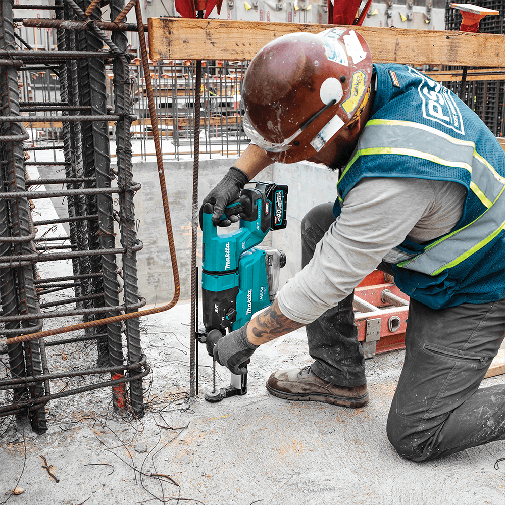 40 V Max XGT Brushless 1-1/8" SDS-PLUS AVT D-Handle Rotary Hammer Kit with Dust Extractor/AFT/AWS Capable (4.0Ah) Alt 3 - Image