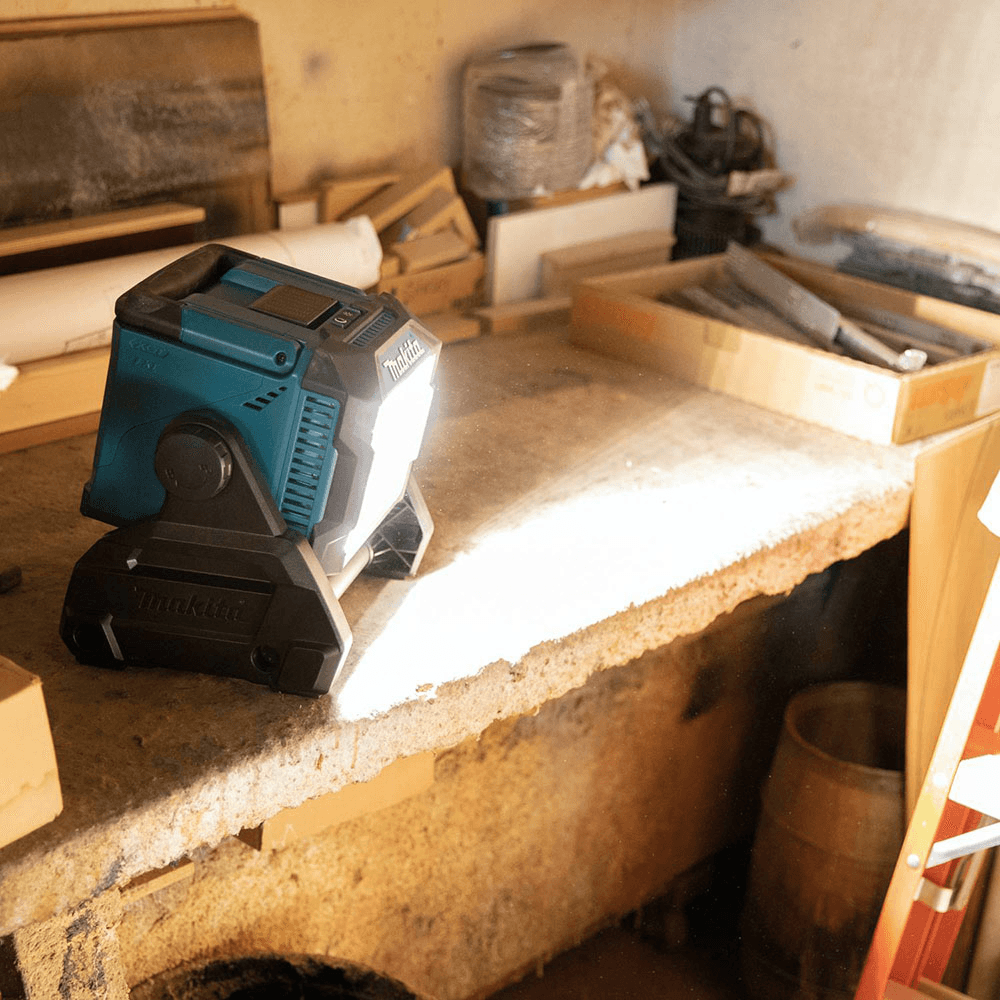 40V max XGT / 18V LXT Cordless Work Light, Light Only Alt 9 - Image