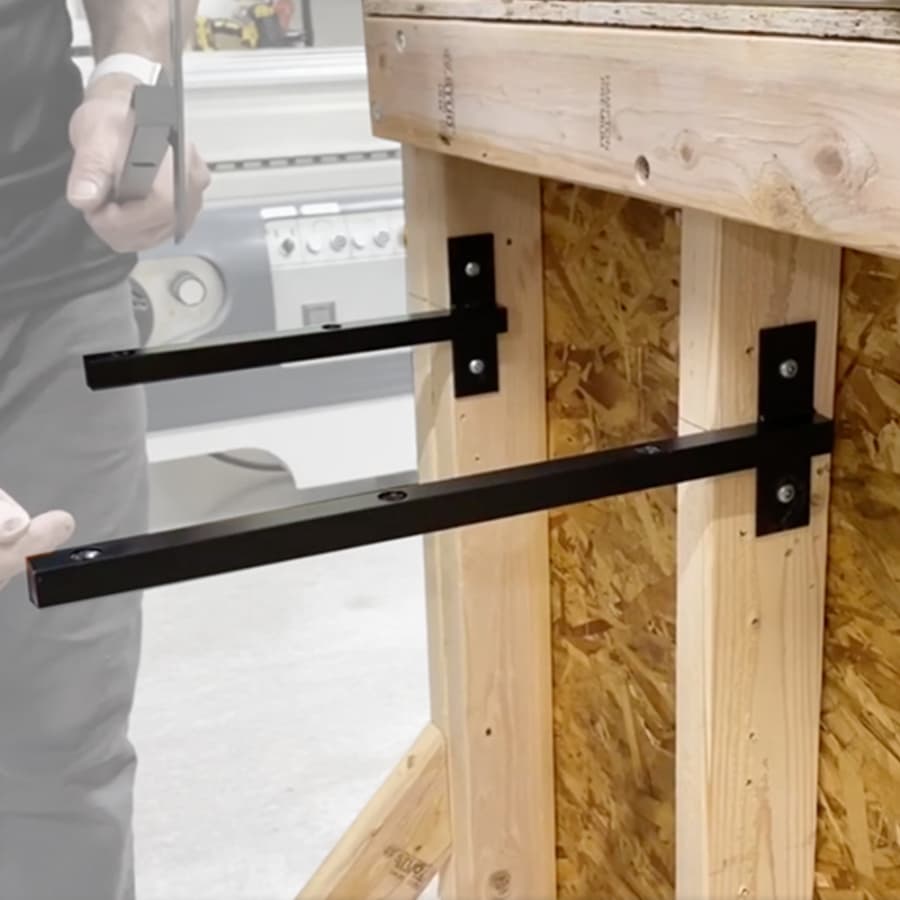 SB-16 T-BRACE BL, detail 2