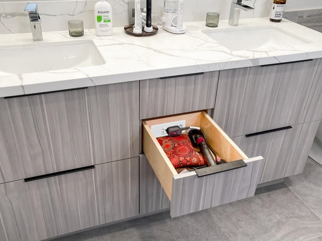 Docking Drawer Blade Compact Vanity Outlet, 15 Amp, (2) AC GFCI